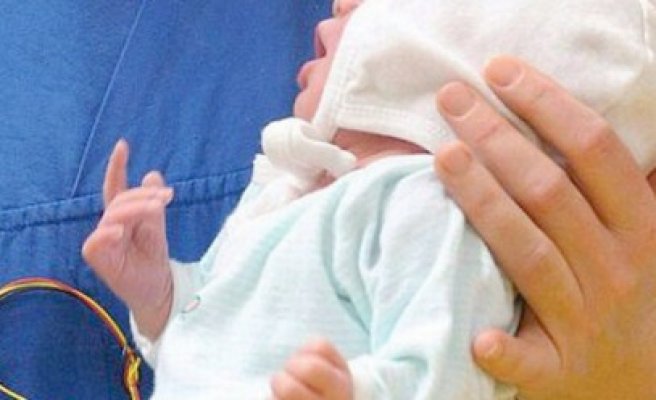 Şi-a lăsat bebeluşul într-o scară de bloc